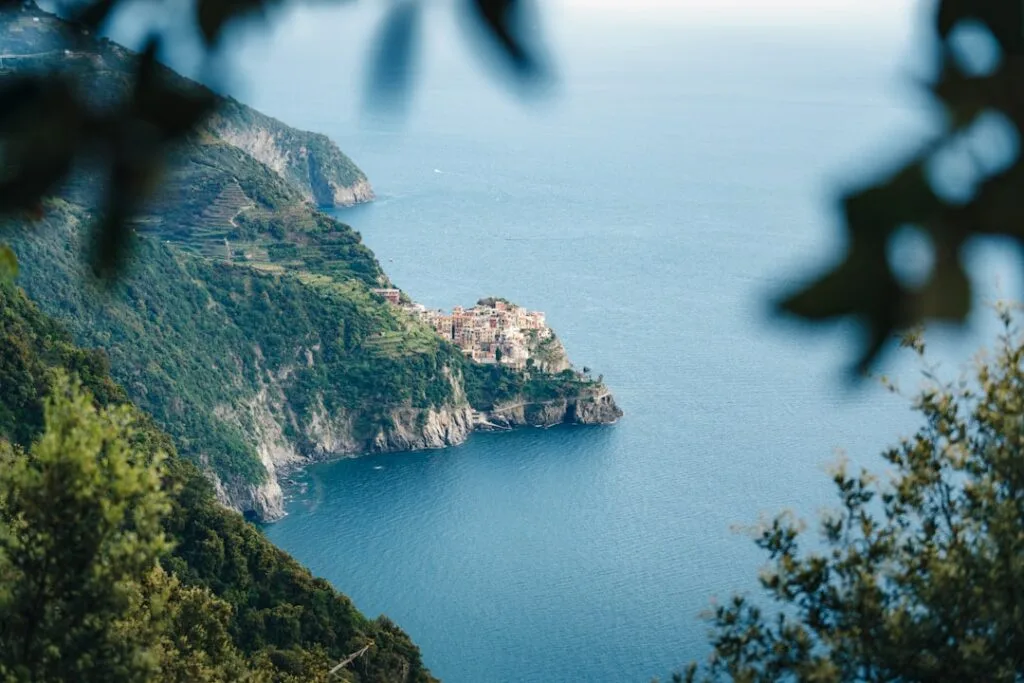 Uitzicht vanaf wandelpad op Cinque Terre met blauwe Middellandse Zee