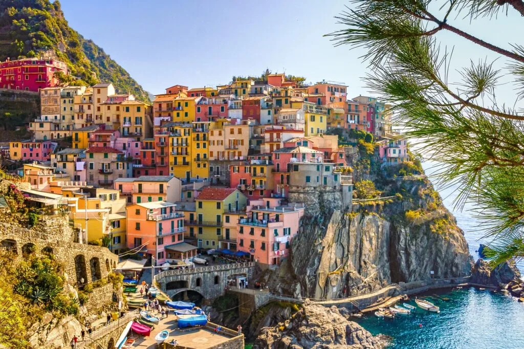 Maisons colorées accrochées à la falaise de Cinque Terre, petites barques