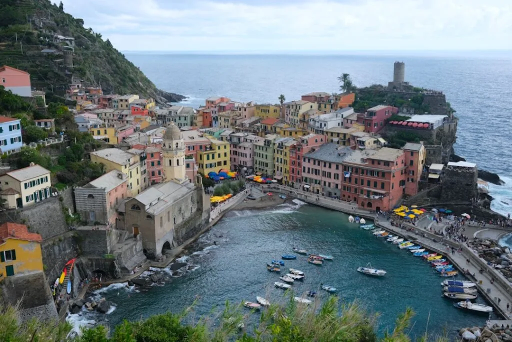Vue aérienne du port coloré de Vernazza, Cinque Terre, bateaux amarrés