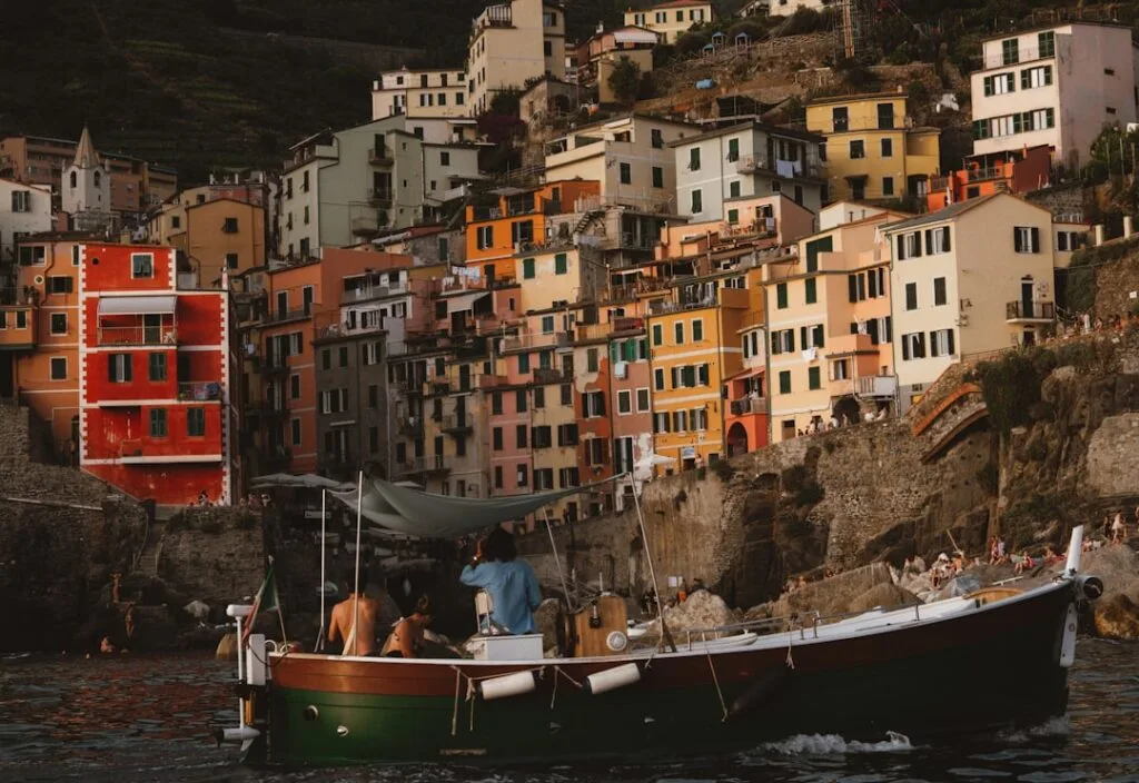 Boot met passagiers voor de kleurrijke huizen van Cinque Terre
