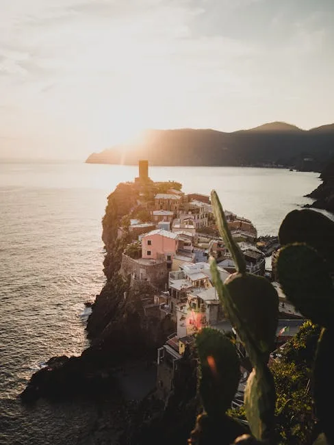 Soleil couchant derrière la tour de Vernazza, Cinque Terre, cactus au premier plan