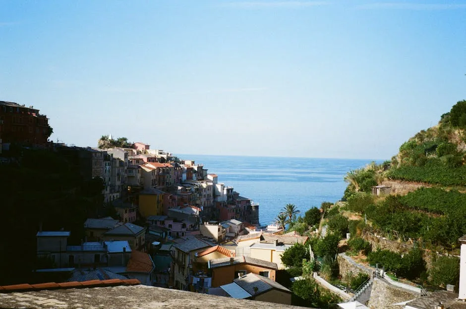ruelles et toits menant à la mer, vue depuis les collines des Cinque Terre