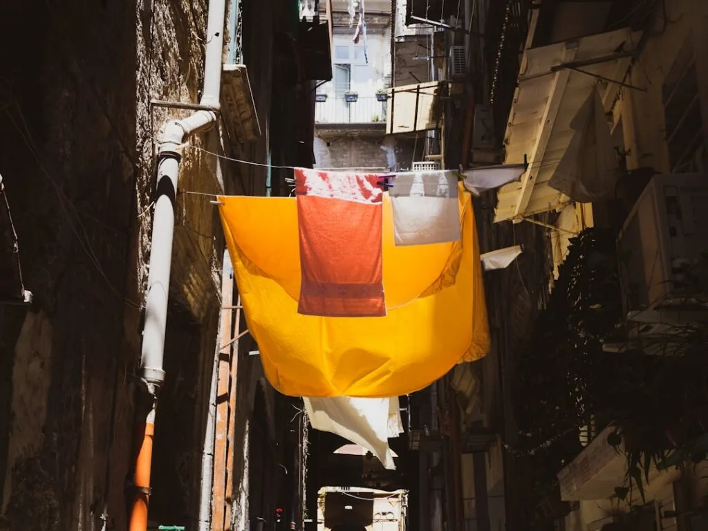 Linge coloré suspendu dans une ruelle étroite des Cinque Terre.
