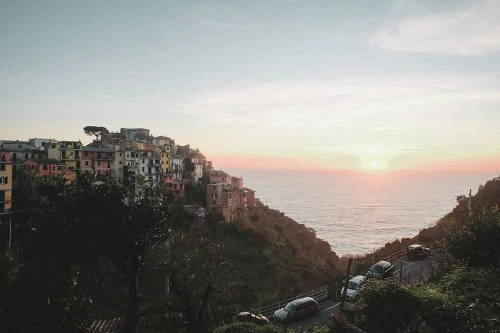 Coucher de soleil sur village des Cinque Terre et route côtière