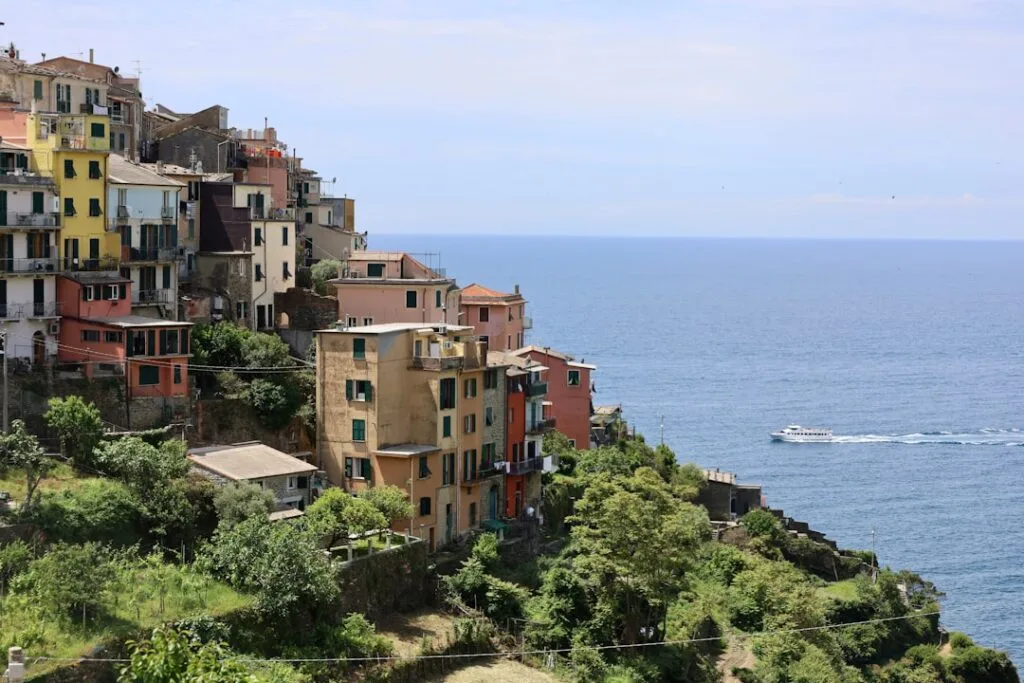 Maisons colorées accrochées à la falaise d'un village des Cinque Terre