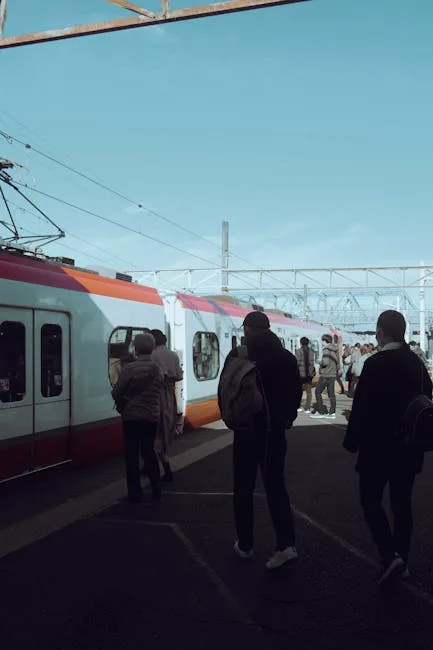 Reizigers wachten op perron bij trein richting Cinque Terre