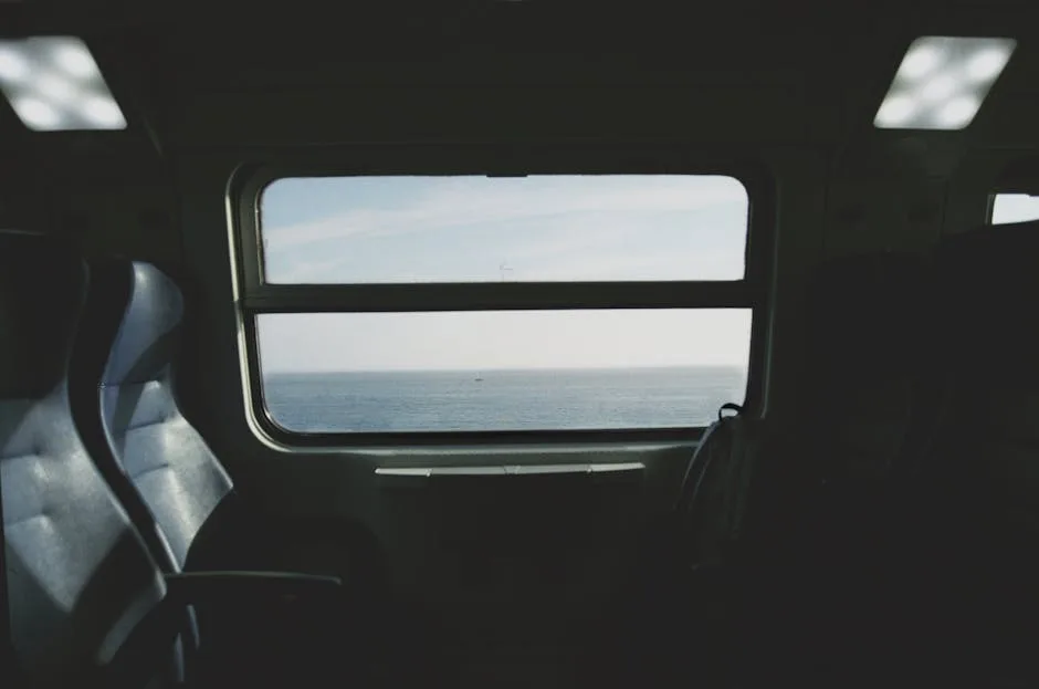 Intérieur d’un train avec fenêtre donnant sur la mer, direction Cinque Terre