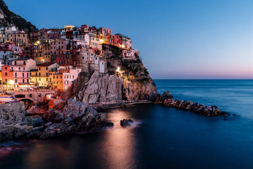 Village coloré de Manarola aux Cinque Terre, éclairages au crépuscule