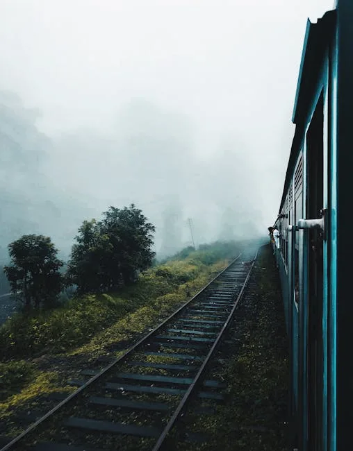 Uitzicht vanuit trein onderweg naar Cinque Terre, spoor door mistige heuvels
