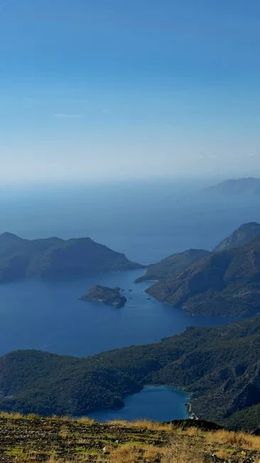 Vue panoramique sur baies et îlots depuis les hauteurs de la côte ligure