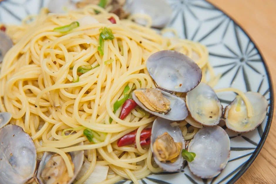 Assiette de spaghetti alle vongole, spécialité de la côte ligure, Cinque Terre.