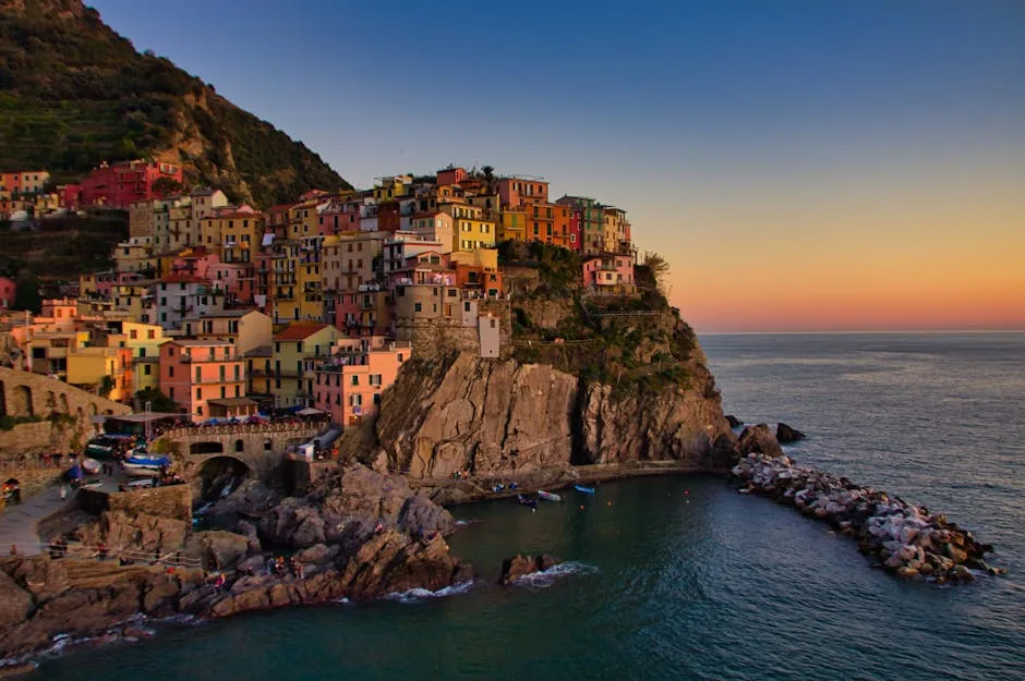 Villages colorés illuminés au crépuscule dominant la mer de Cinque Terre