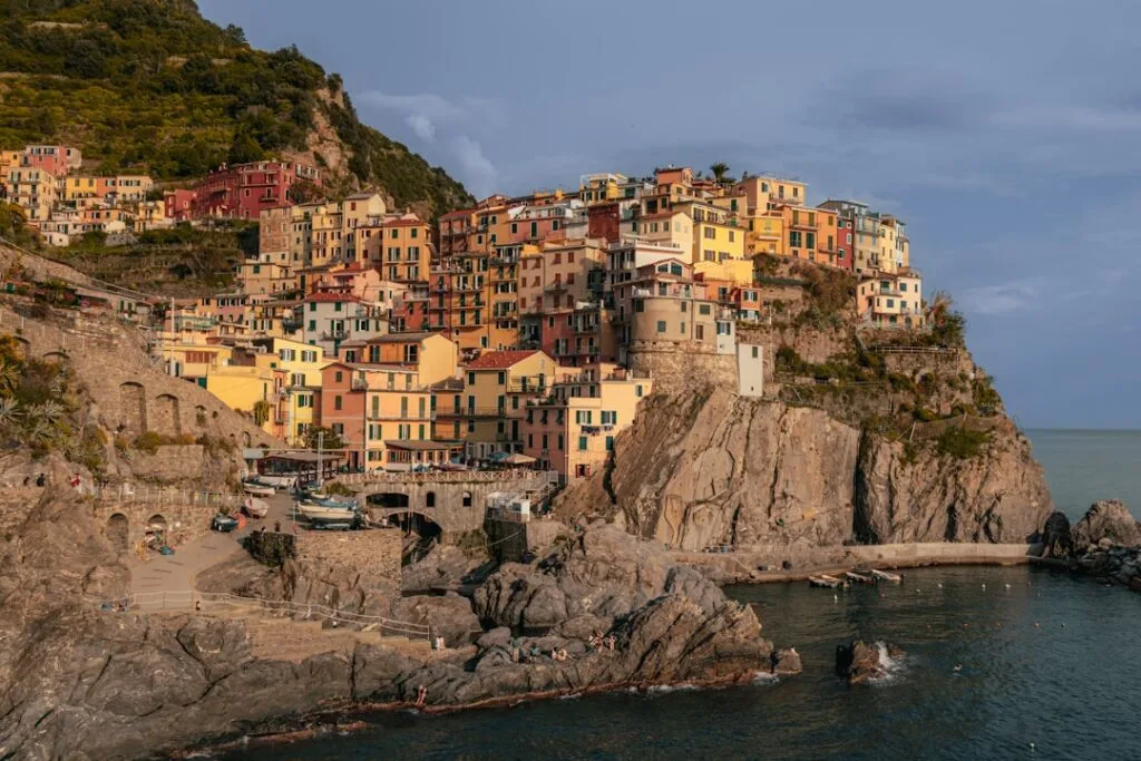 Maisons colorées serrées sur la falaise à Manarola, Cinque Terre, bord de mer
