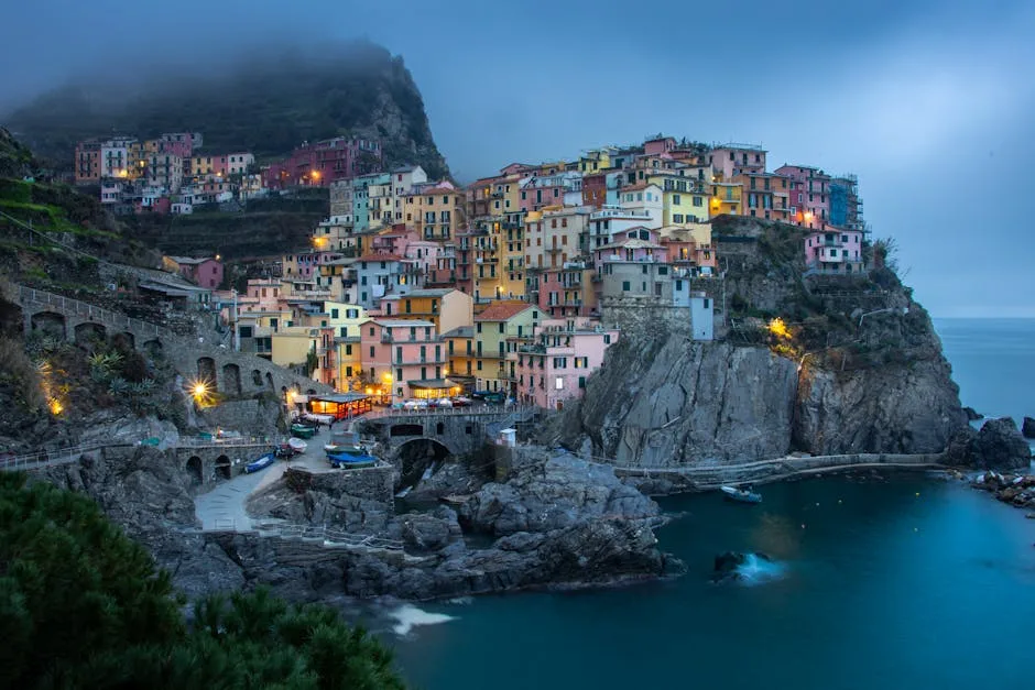 Maisons colorées de Manarola à Cinque Terre sur falaise au crépuscule