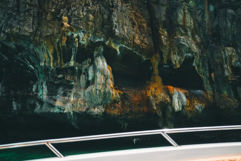 Paroi calcaire colorée d'une grotte marine près de Cinque Terre depuis le bateau