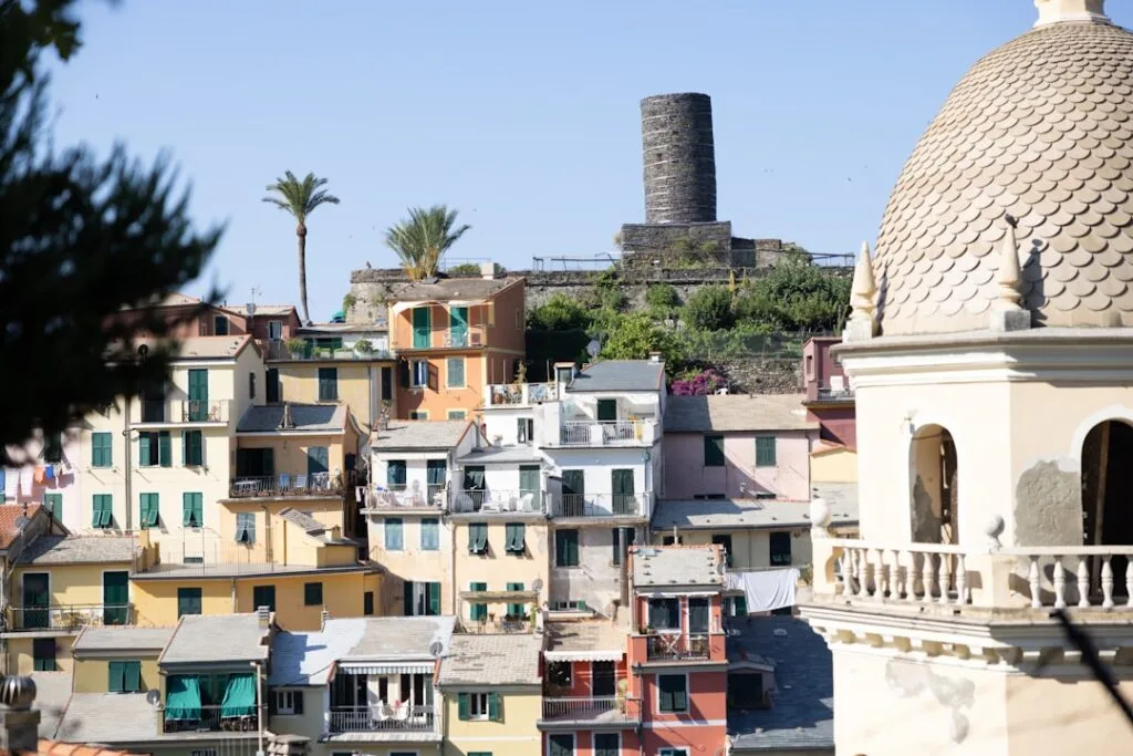 Kleurrijke huizen tegen rotsen en koepel in Cinque Terre dorp