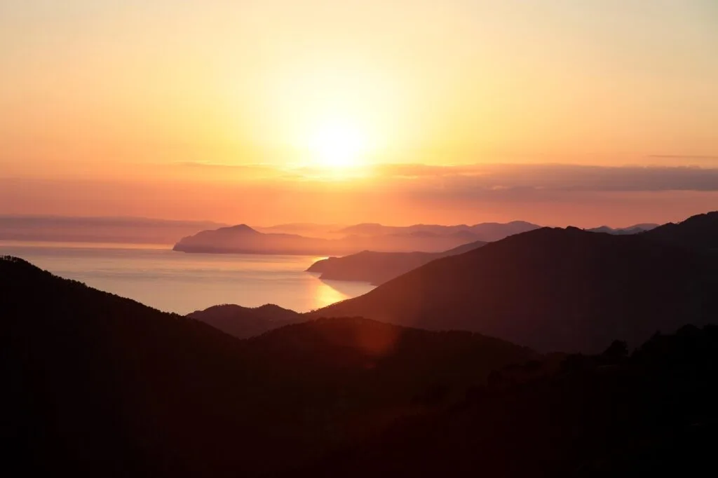 Coucher de soleil sur les montagnes et la mer des Cinque Terre