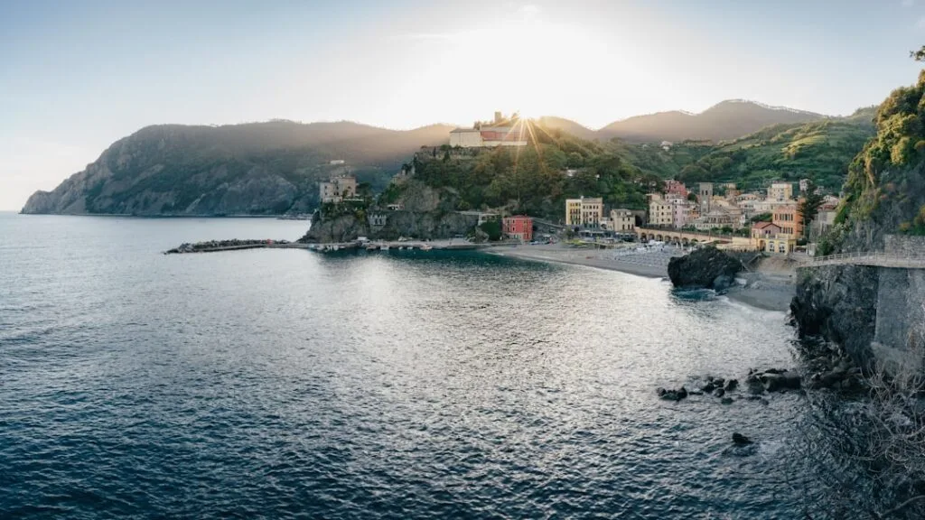 Village côtier de Cinque Terre sur falaise, soleil levant doré