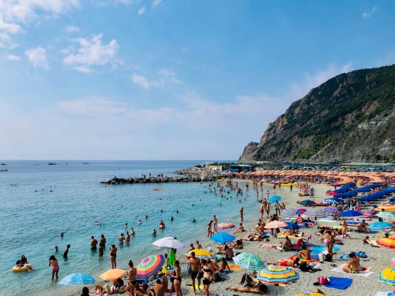 Monterosso expliqu plages restos et Cinque-terre travel tourism landmark