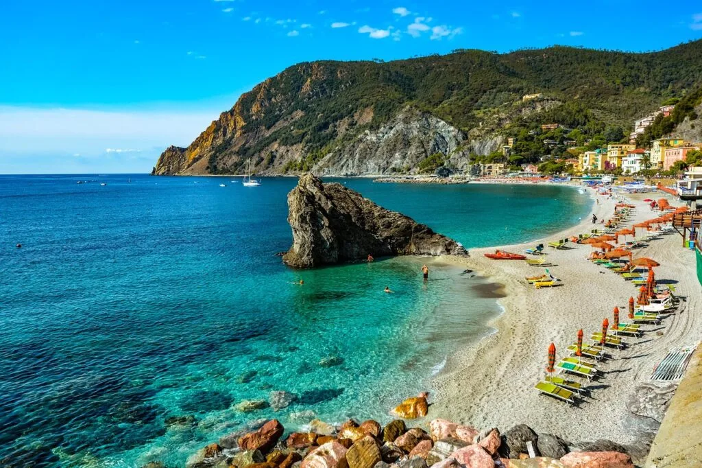 Plage de Monterosso dans les Cinque Terre, rocher et parasols colorés