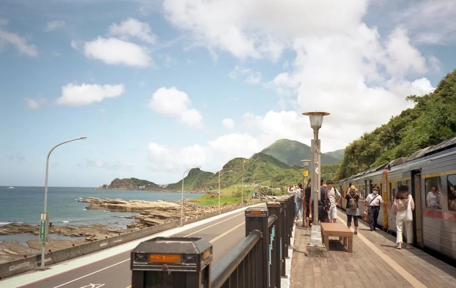 Gare côtière des Cinque Terre, quai bordant la mer et train à quai