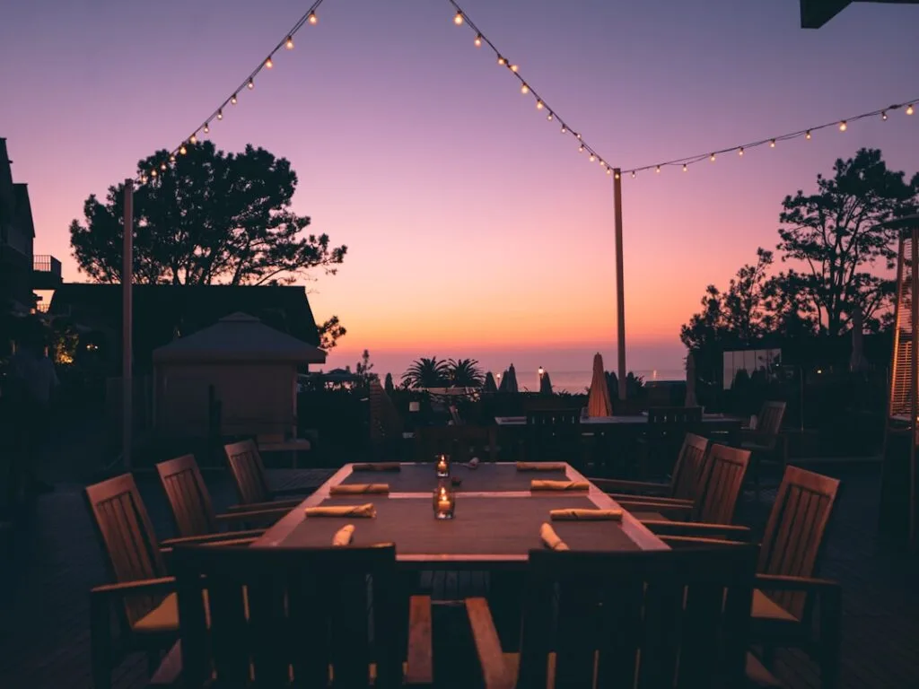 Terrasse de restaurant illuminée au coucher de soleil sur la mer à Monterosso