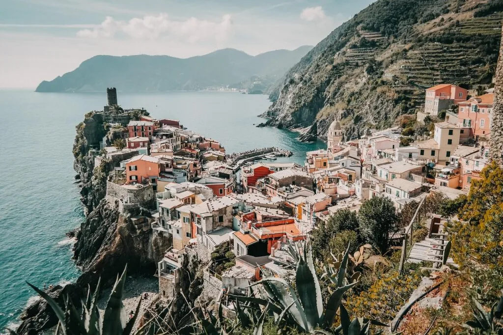 Kleurrijk dorp op klif met haven en terrassen in Cinque Terre