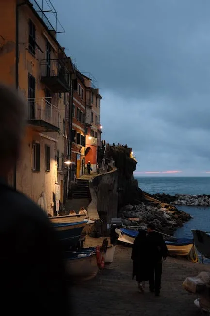 Couple marchant vers le port au crépuscule à Cinque Terre