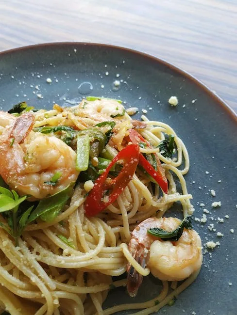 Spaghetti aux crevettes et légumes, plat servi dans les Cinque Terre