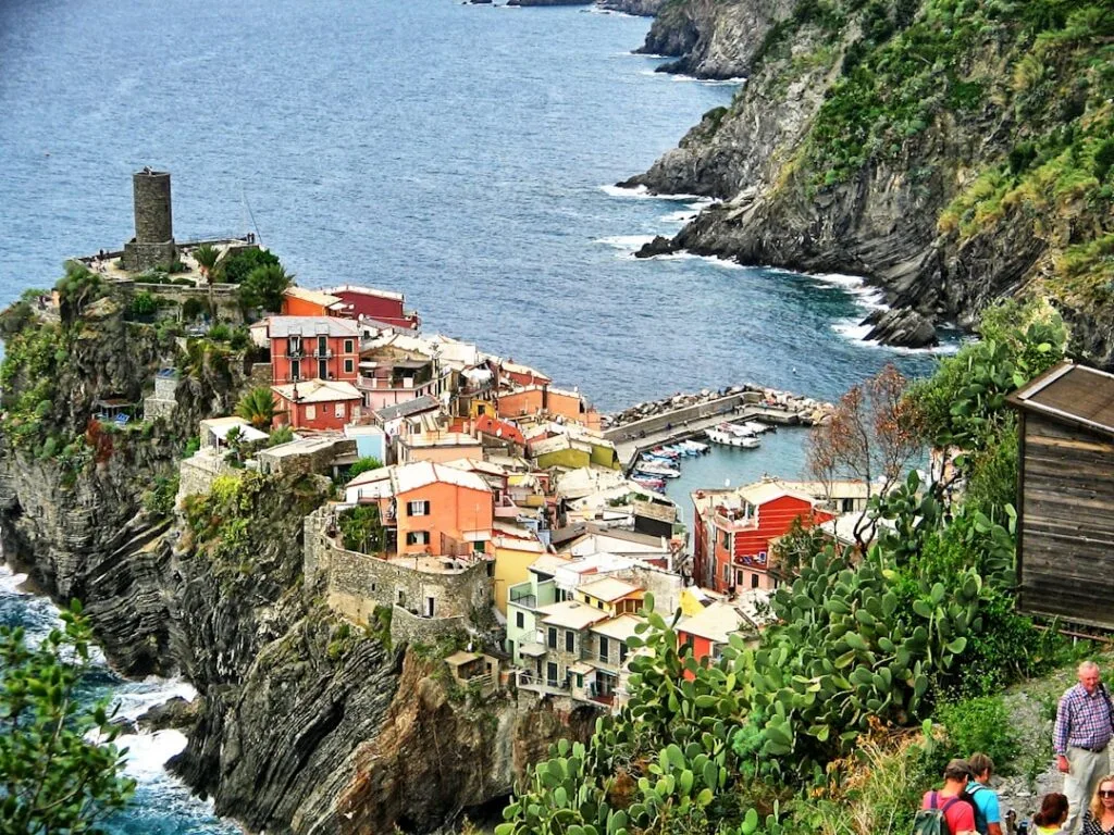 Sentier de randonnée surplombant Vernazza et des randonneurs au premier plan