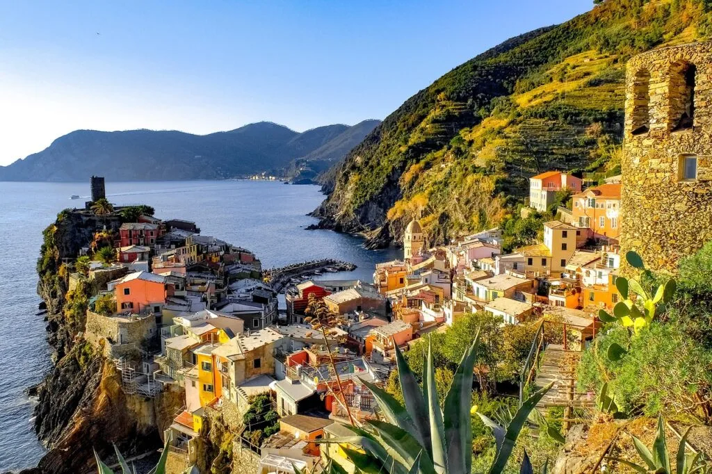 Panorama ensoleillé de Vernazza accroché aux falaises des Cinque Terre