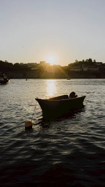 Petite barque silhouettée au coucher du soleil au large de Cinque Terre