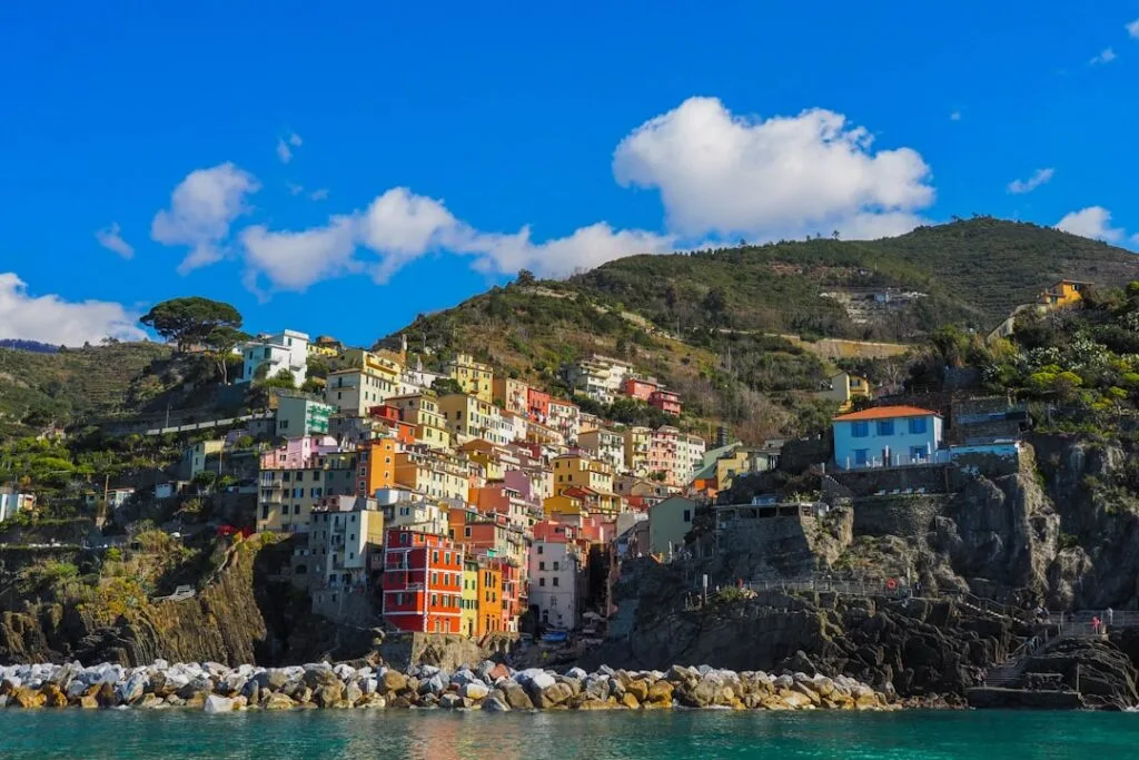 maisons colorées accrochées aux falaises sur la côte des Cinque Terre