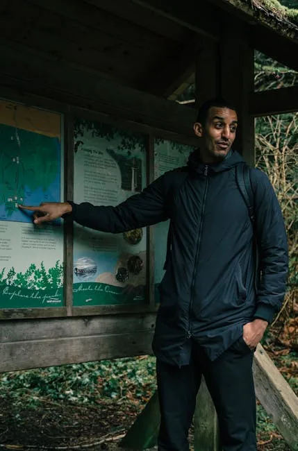 Randonneur indiquant le panneau des sentiers de Cinque Terre en forêt