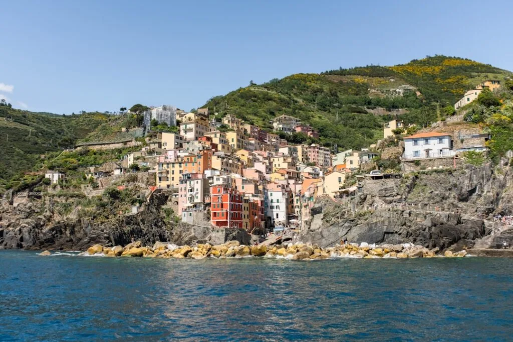 Maisons colorées sur falaises au bord de la mer dans les Cinque Terre