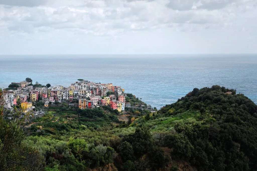 Vue panoramique d'un village aux maisons pastel surplombant la mer des Cinque Terre