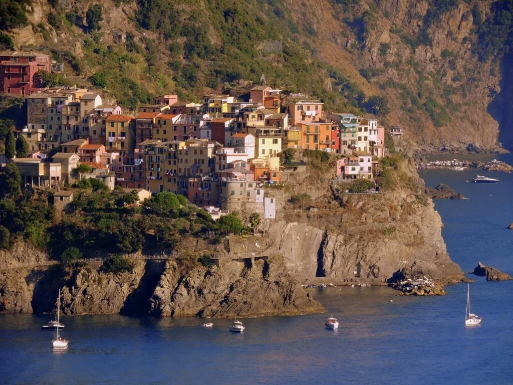 Maisons colorées accrochées à la falaise avec voiliers au large, Cinque Terre