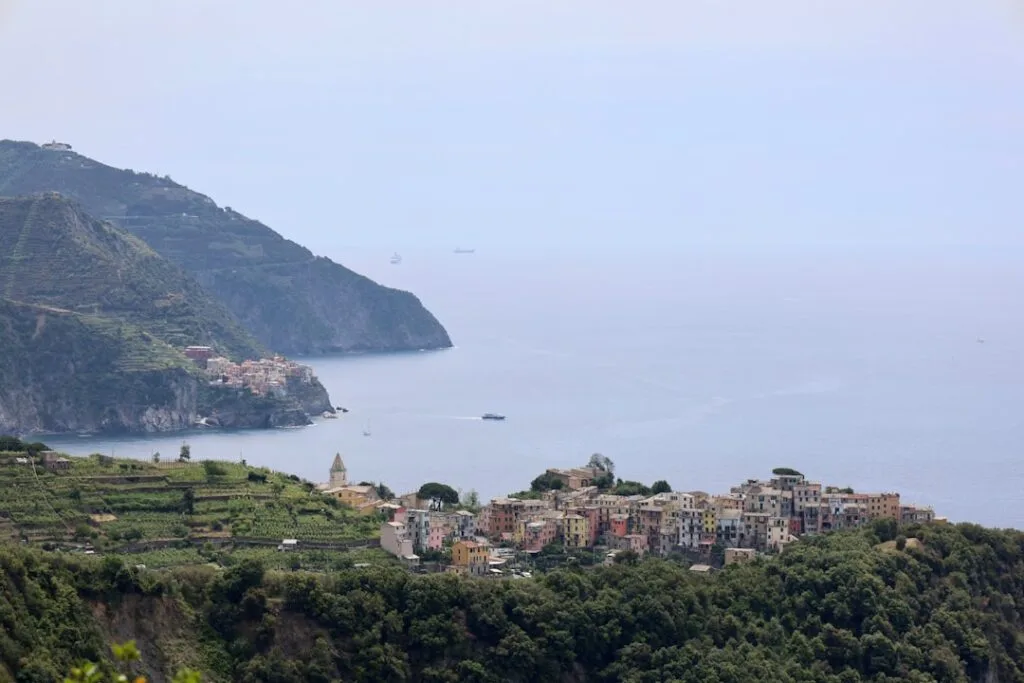 Corniglia, Cinque Terre, village coloré sur terrasses en bord de mer