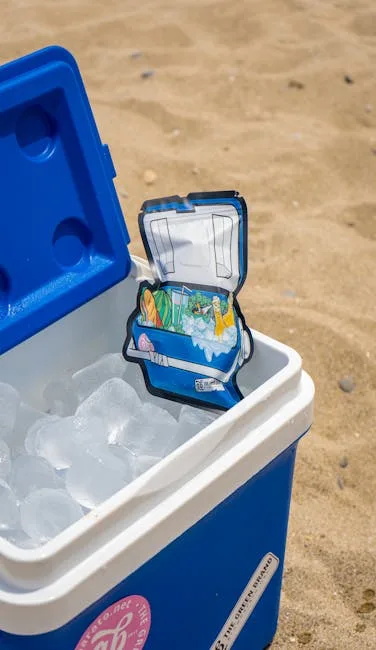 Glacière bleue remplie de glace posée sur le sable des Cinque Terre