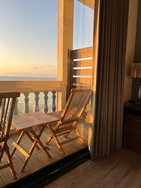Balcon en bois baigné de soleil, vue sur la mer de Cinque Terre