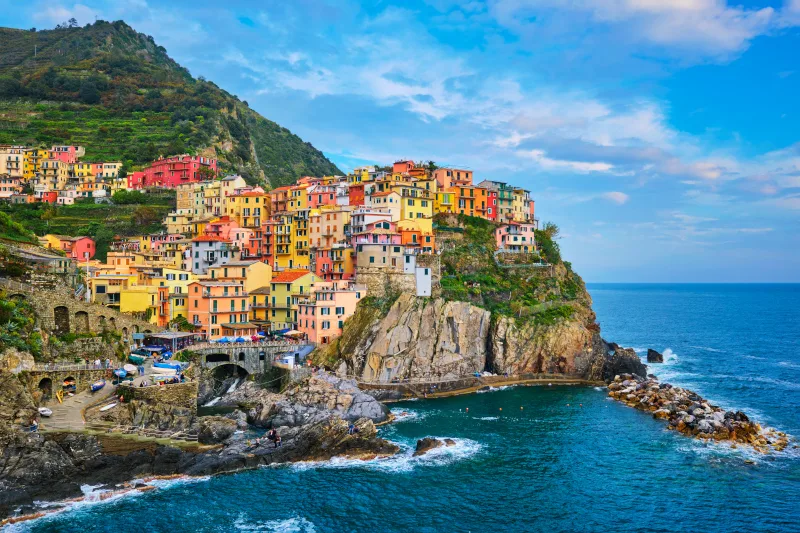 Vue panoramique de Manarola et son petit port dans les Cinque Terre