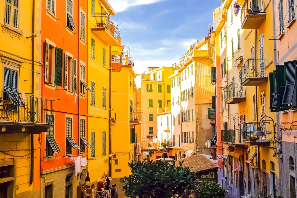 Ruette étroite aux façades jaune-orange dans le centre de Manarola