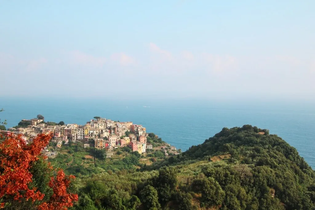 Village coloré de Cinque Terre perché sur la côte face à la mer