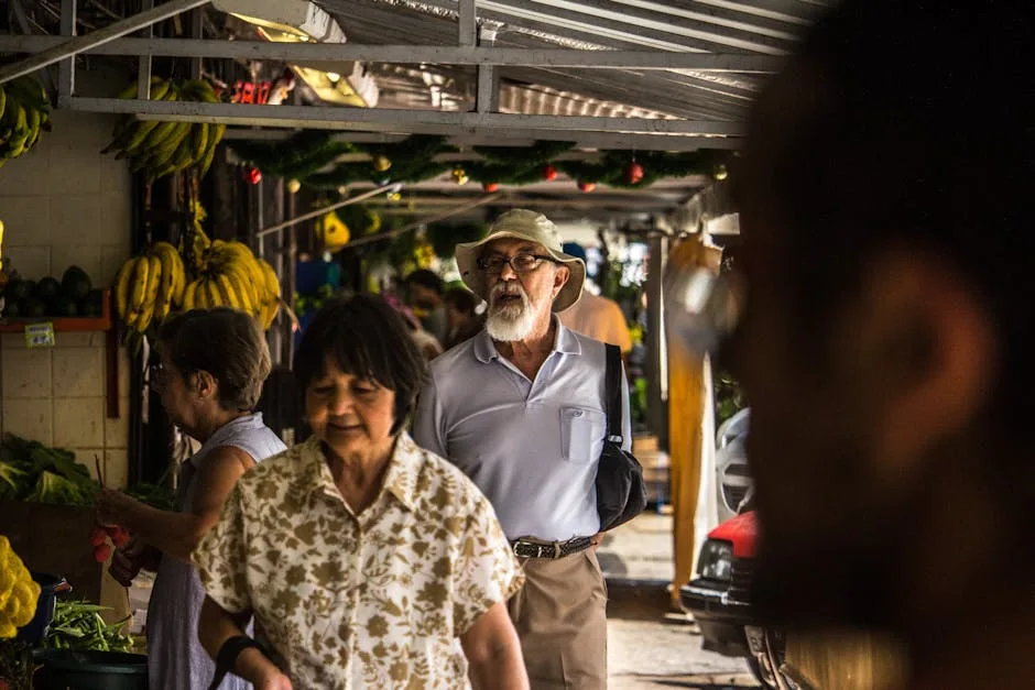 Marché couvert animé à Monterosso avec étals de fruits et passants