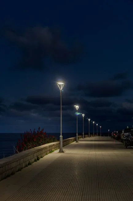 Promenade bord de mer à Cinque Terre, éclairée par lampadaires alignés