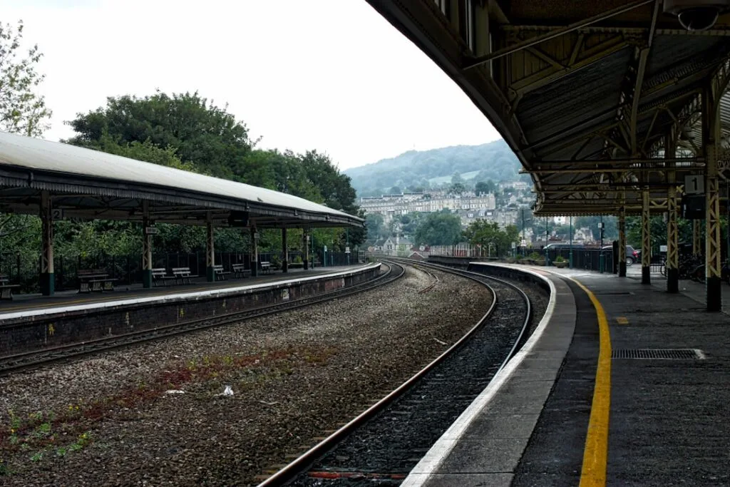 Quai de gare vide avec voies courbes et marquages jaunes