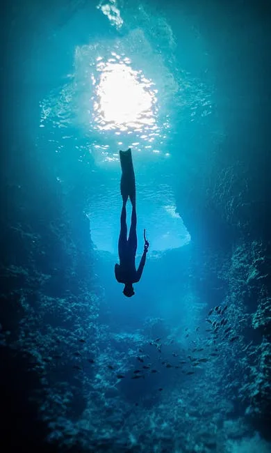 snorkelen helder water Cinque Terre rotsgrot
