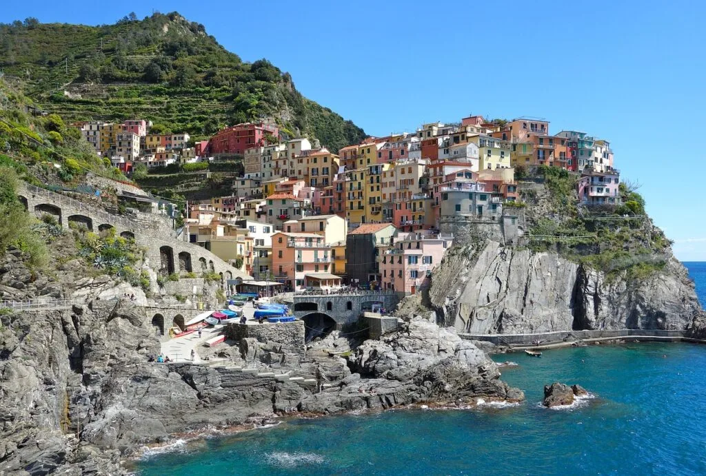 Maisons multicolores perchées sur les falaises et crique à Manarola, Cinque Terre