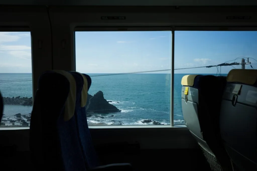 Vue sur la mer depuis un train longeant la côte des Cinque Terre