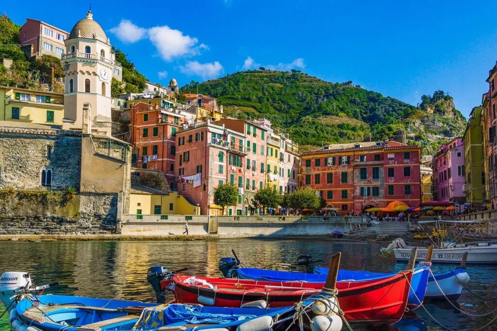Barques colorées au premier plan devant le front de mer de Cinque Terre